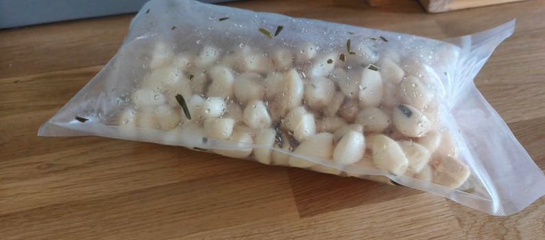 Ail confit conditionné sous vide au moment de la vente Letapenadier : photo du produit rappelé le 19/09/2025