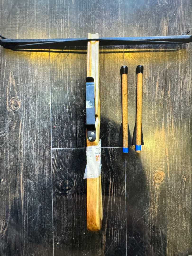Arbalète black taille s et l avec sangle et deux fléchettes Kalid : photo du produit rappelé le 01/10/2024