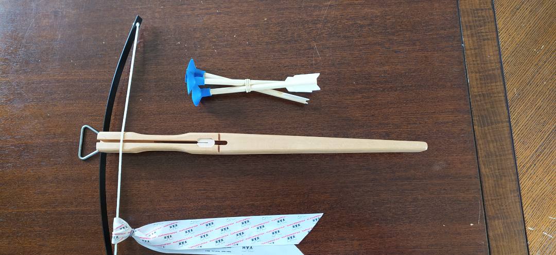 Arbalète de chasse avec 3 flèches Vah Spielzeugmanufatur : photo du produit rappelé le 09/12/2021