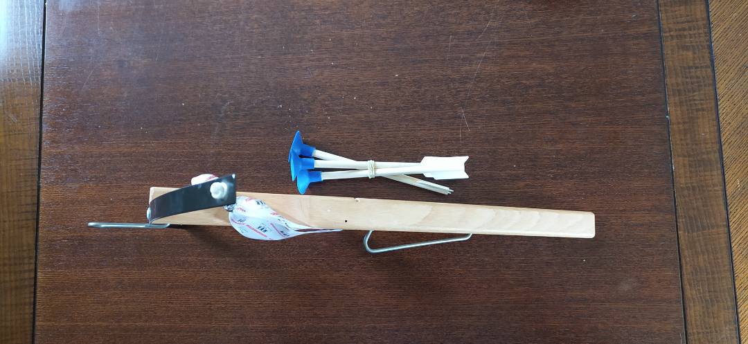 Arbalète de chasse avec 3 flèches Vah Spielzeugmanufatur : photo 2 sur 4 du produit rappelé le 09/12/2021
