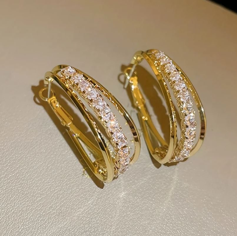 Boucles d'oreilles en alliage de zinc avec 3 couches de strass, bijoux : photo du produit rappelé le 26/09/2024