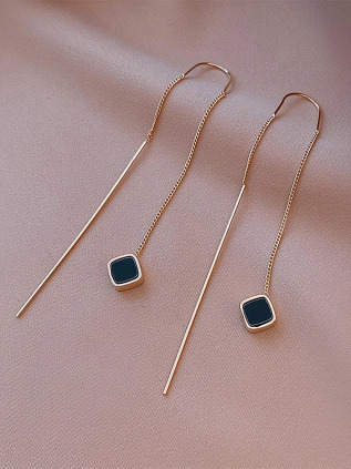 Boucles d'oreilles enfileur à détail géométrique Shein : photo du produit rappelé le 03/02/2023