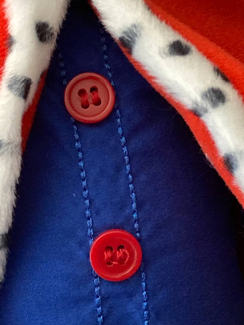 Bouton de la tenue de la peluche loup prince Auzou : photo du produit rappelé le 30/11/2022