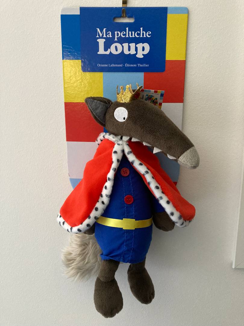 Bouton de la tenue de la peluche loup prince Auzou : photo 2 sur 2 du produit rappelé le 30/11/2022