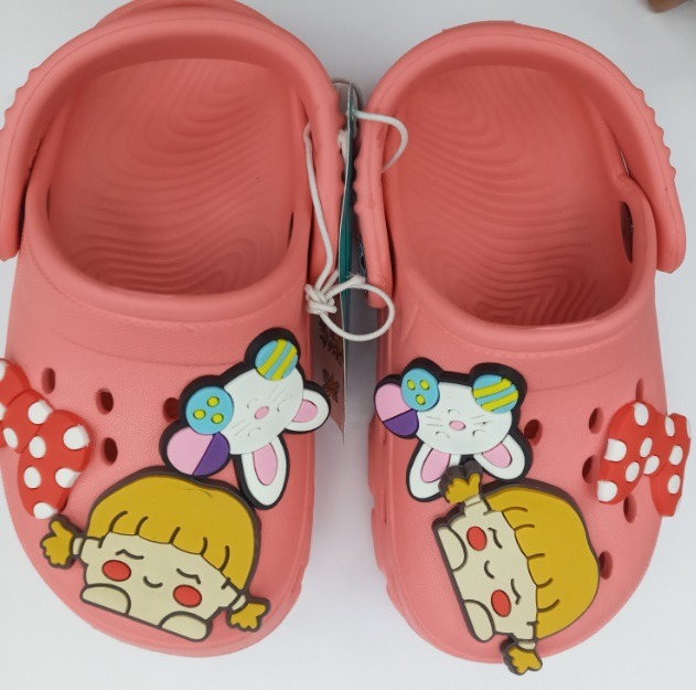 Chaussures enfants de type crocs Cazoo : photo du produit rappelé le 04/11/2024