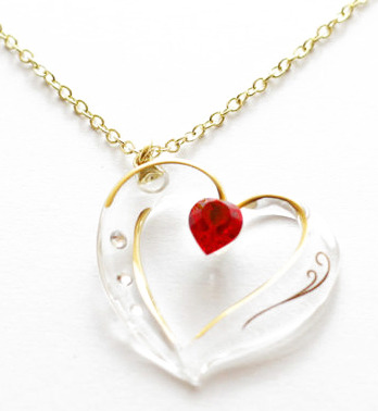 Collier grand coeur rouge avec cristaux Glass Baron : photo du produit rappelé le 19/11/2021