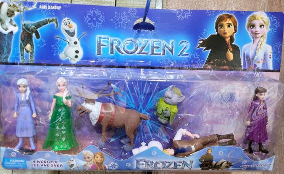 Contrefaçon: coffret de 7 figurines en plastique de personnages reine : photo du produit rappelé le 24/11/2023