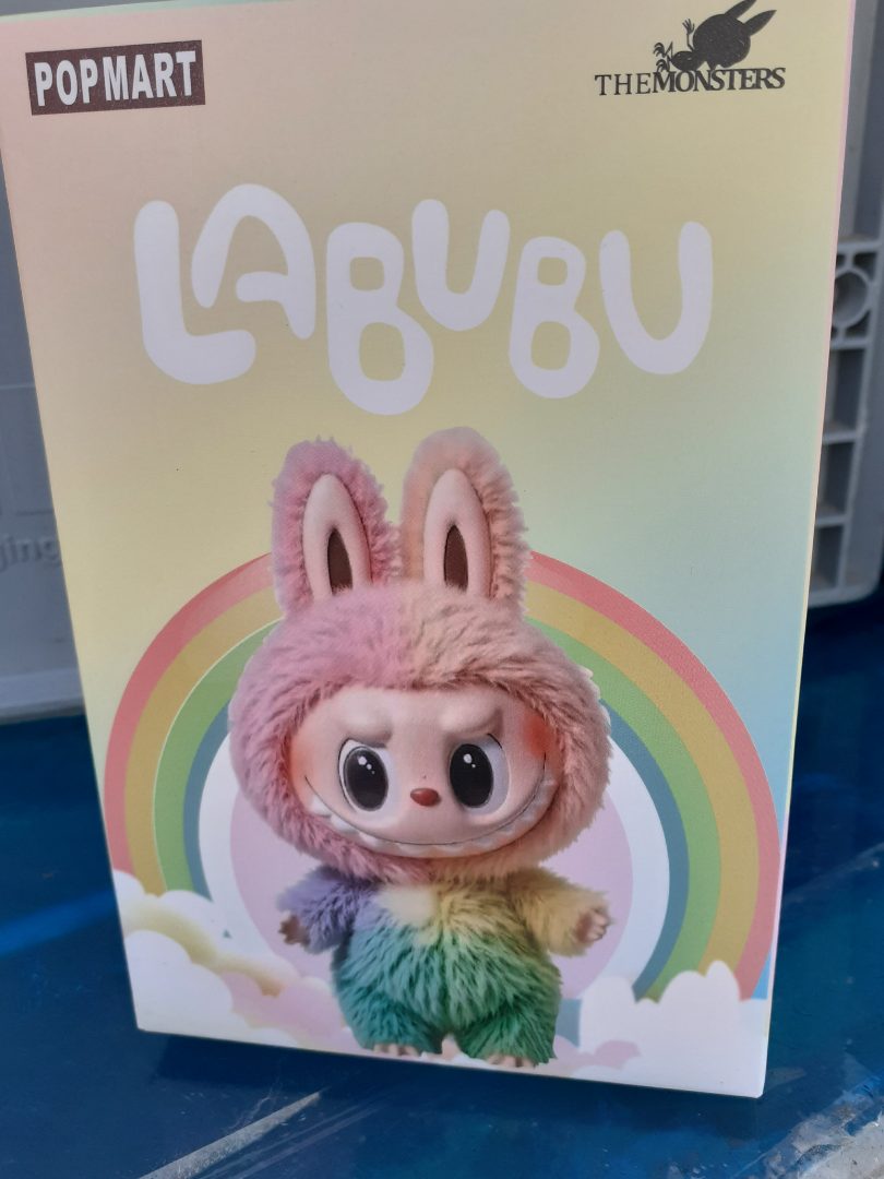 Contrefacon- pop mart porte clés peluche arc en ciel : photo du produit rappelé le 19/12/2025