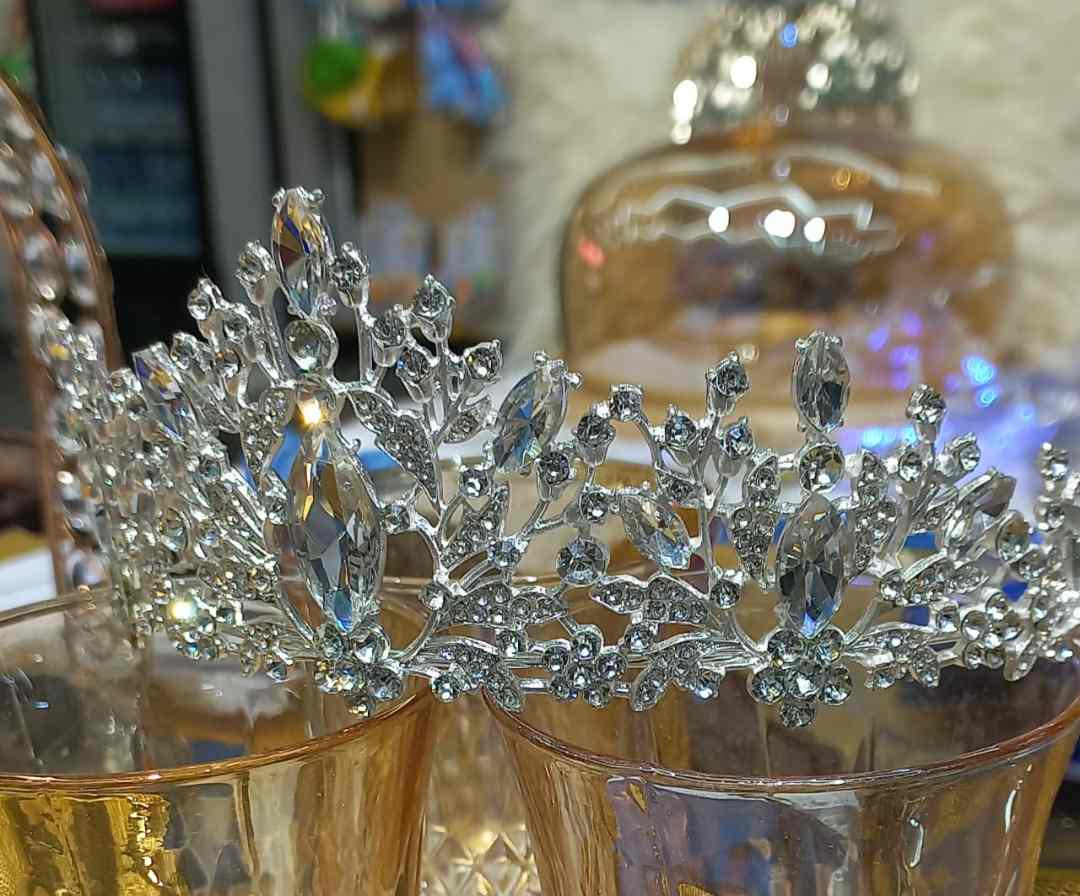 Diadème couleur argent avec des strass blancs : photo du produit rappelé le 29/06/2023
