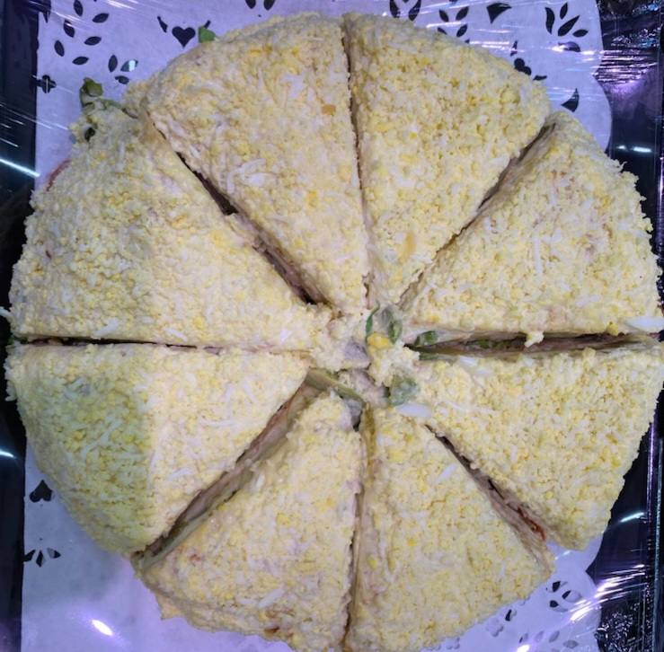 Gâteau de crêpes au saumon vendu à la part au rayon charcuterie-traiteur : photo du produit rappelé le 27/07/2022