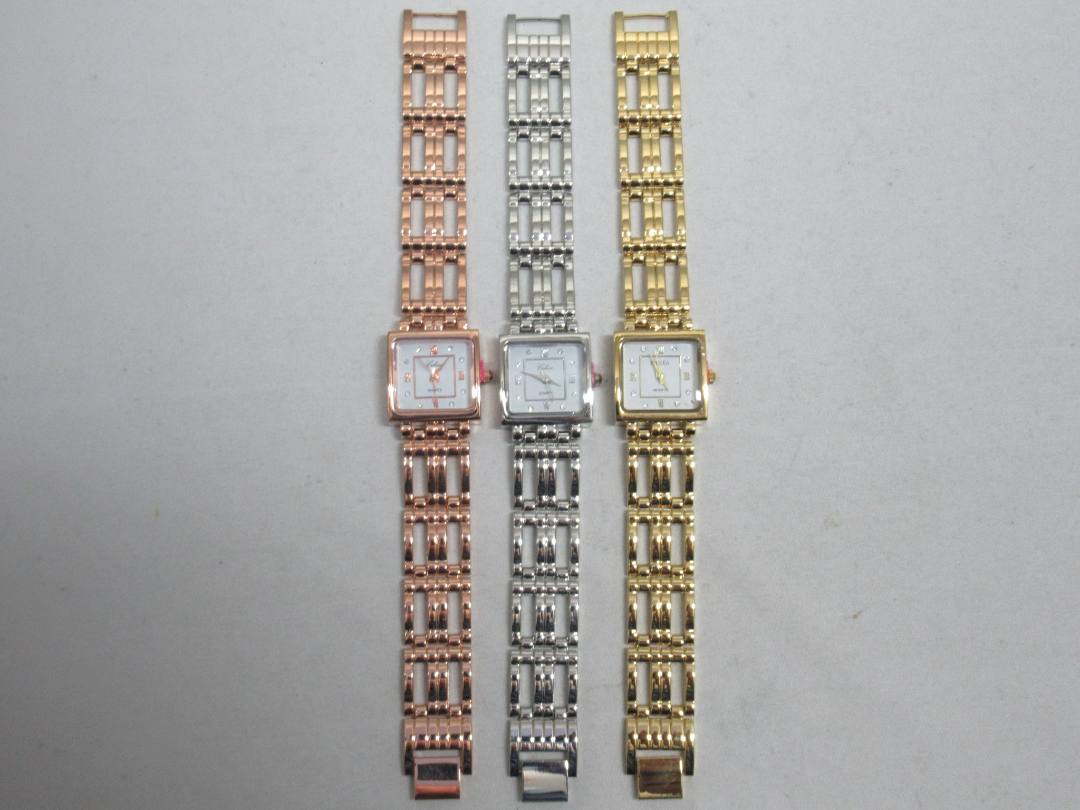 Montre femme en métal avec cadran strass Celsior : photo du produit rappelé le 29/09/2021