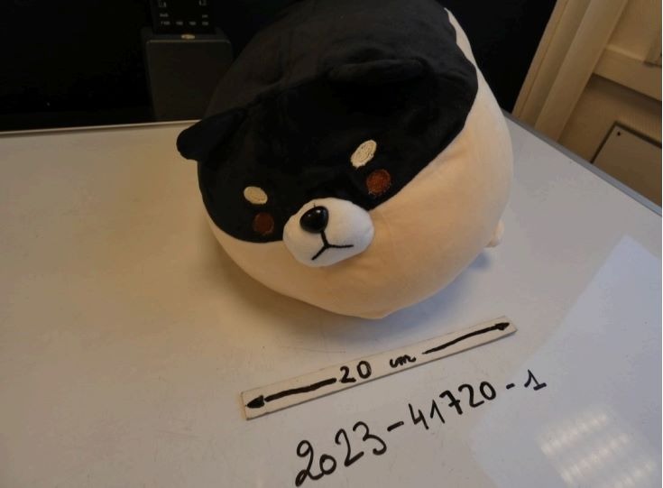 Peluche chien noir et beige : photo du produit rappelé le 28/12/2023