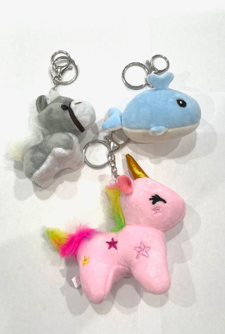 Porte cle avec petite peluche, diffeents motifs dont la licorne : photo du produit rappelé le 18/09/2023
