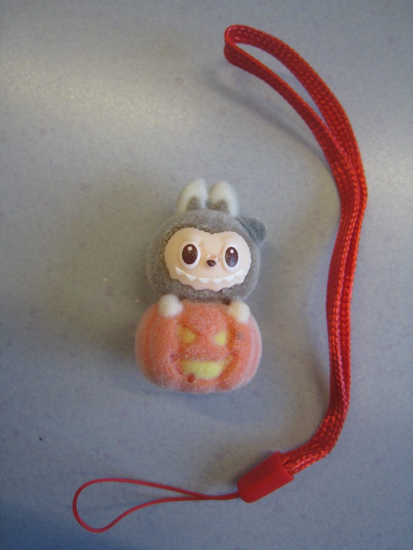 Porte-clés figurine contrefaçon popmart : photo 3 sur 3 du produit rappelé le 14/11/2025