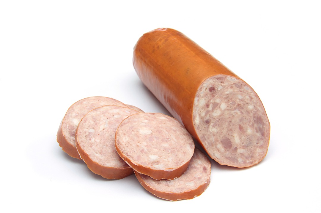 Saucisson cuit a l'ail vendu au rayon charcuterie coupe du magasin market : photo du produit rappelé le 09/10/2024